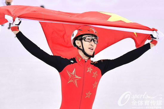 圖片關鍵詞 武大靖賽後披國旗慶祝勝利。